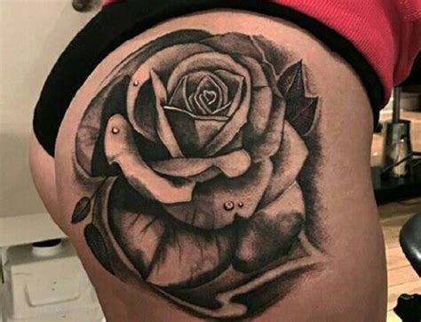 tatuajes para la nalga|Tatuaje femenino en la nalga